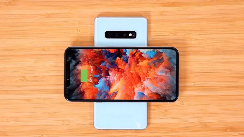 1551477398_923_Samsungs-New-Galaxy-S10-vs.-Apples-iPhone-XS-Max.jpg