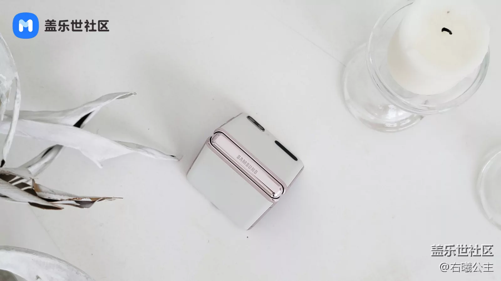 Galaxy_Z_Flip_5G_White_2.jpg