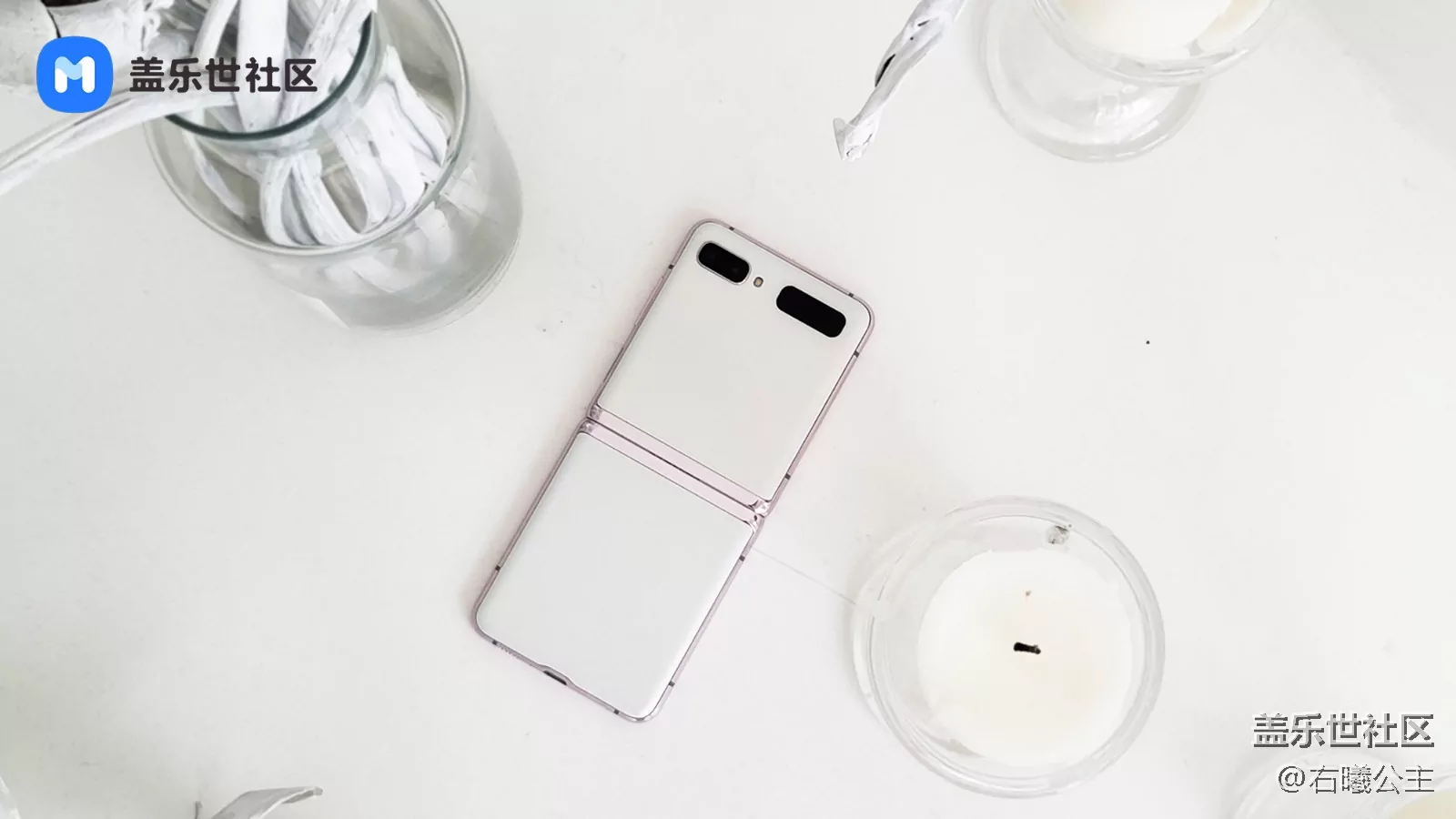 Galaxy_Z_Flip_5G_White_4.jpg