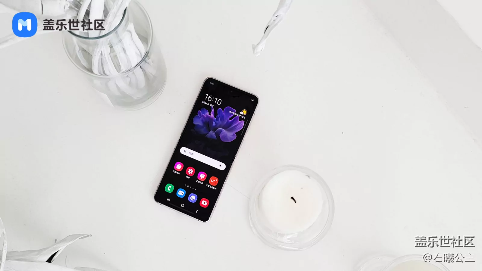 Galaxy_Z_Flip_5G_White_7.jpg