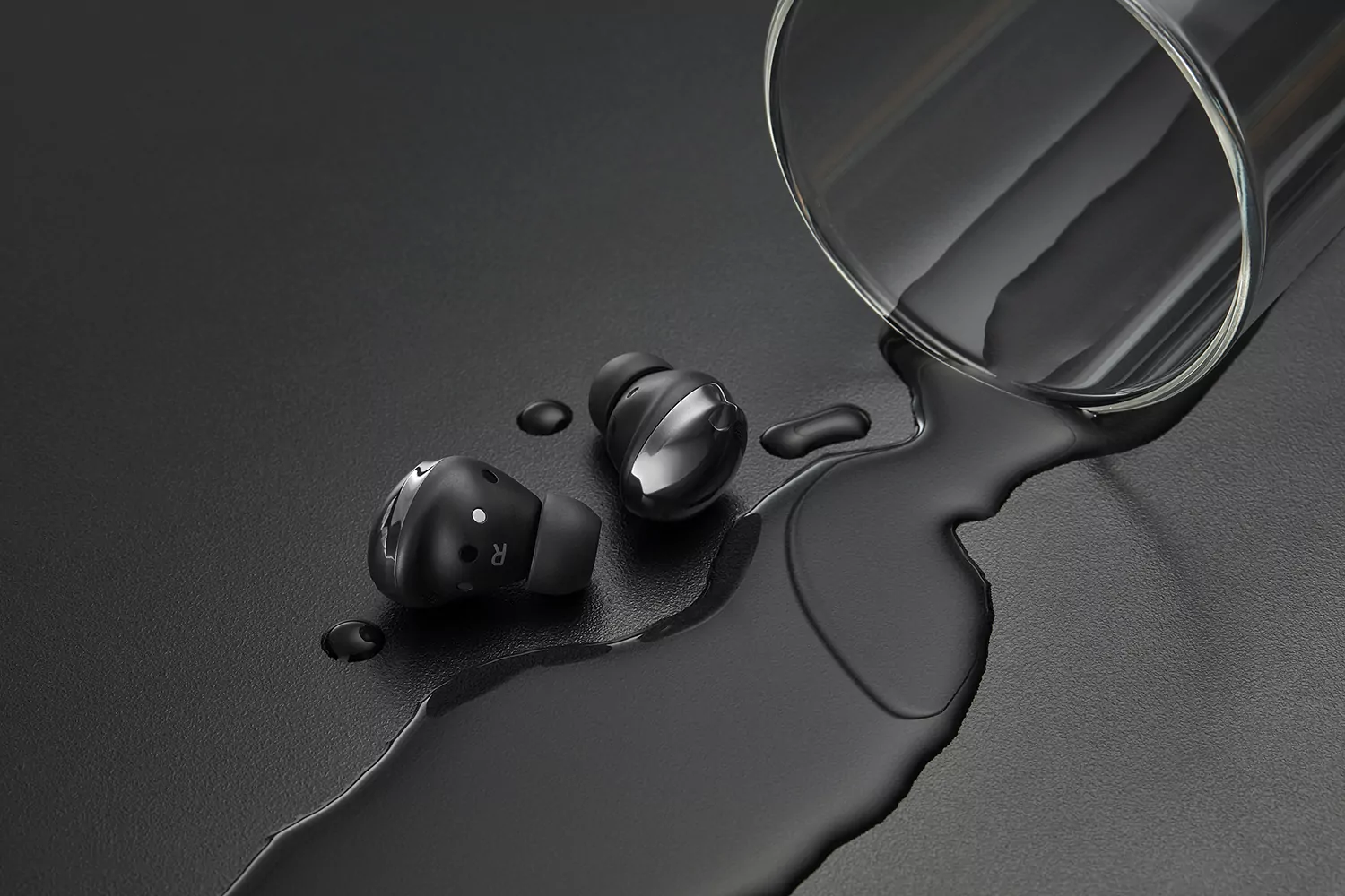 026_galaxybudspro_lifestyle_water_resistant_black.jpg