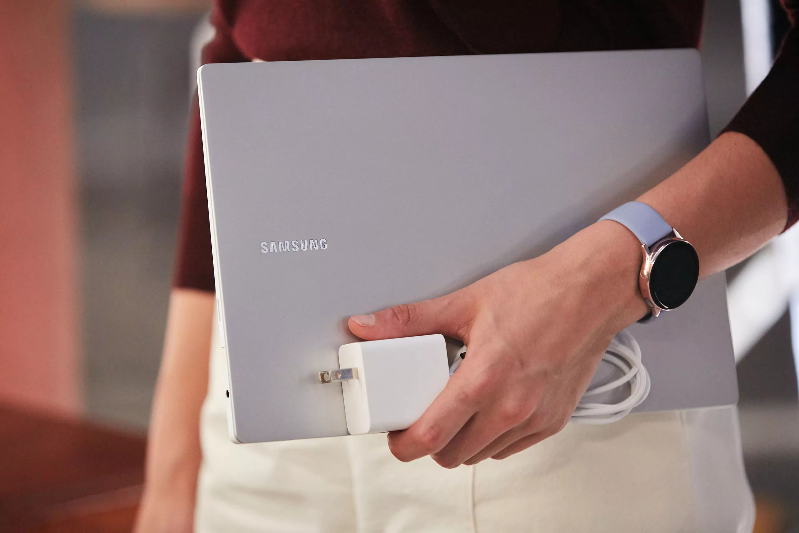 003_galaxybookpro_lifestyle.jpg