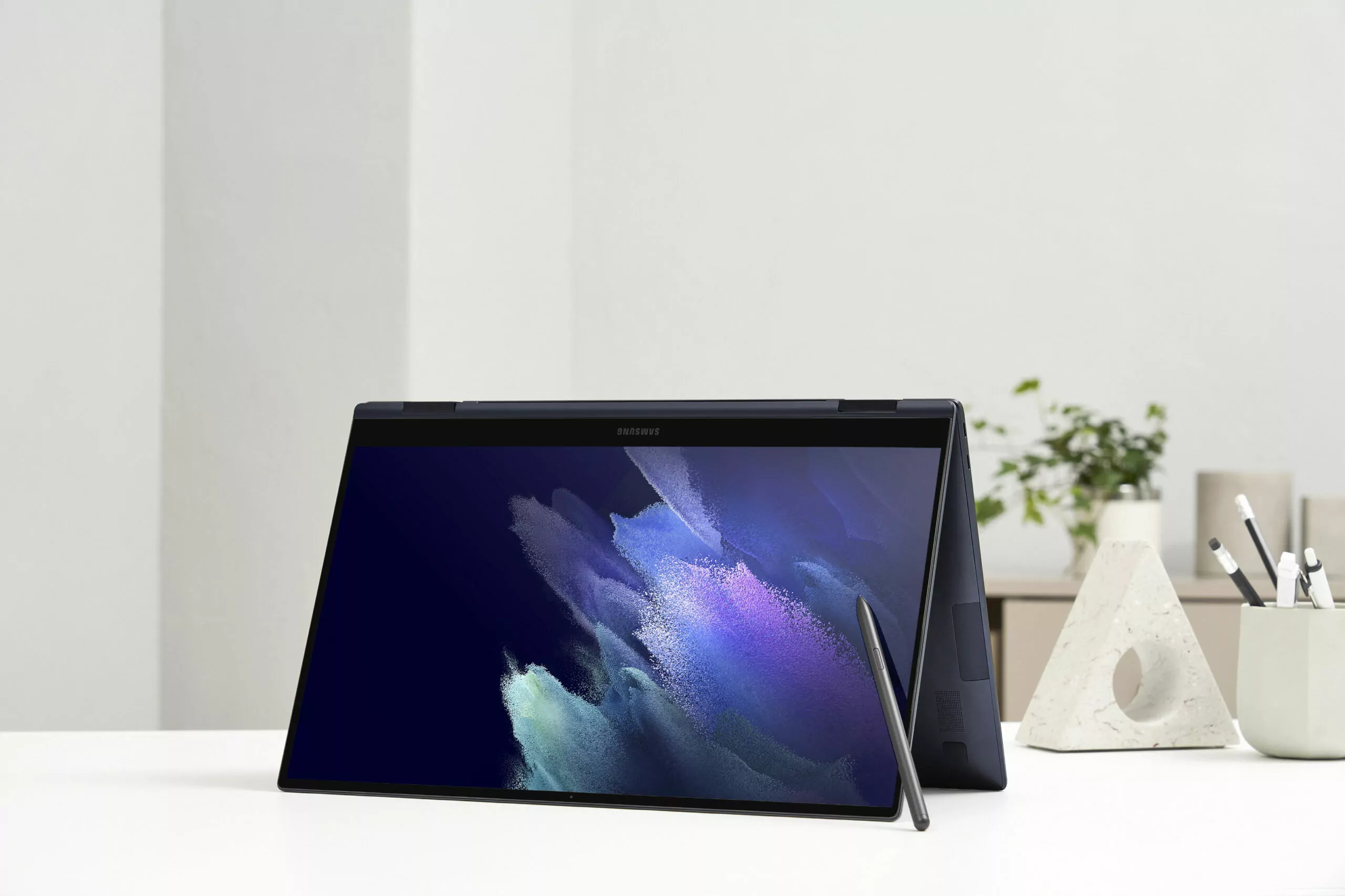 019_galaxy_book_pro_360_15inch_lifestyle_mysticnavy_s_pen-scaled.jpg