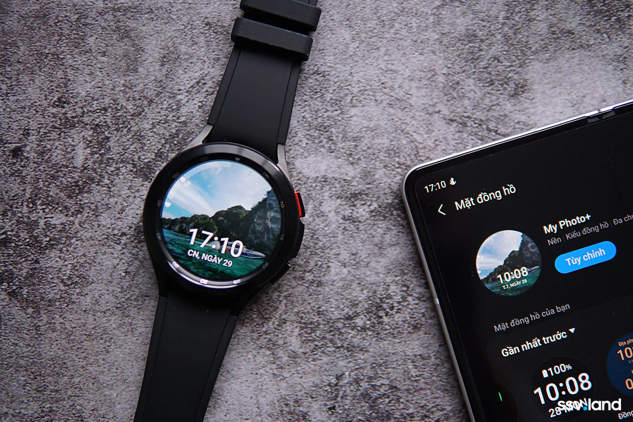 Galaxy Watch4 Series không chỉ là một chiếc đồng hồ thông minh thông thường mà còn là một món trang trí đẹp mắt. Hãy xem hình ảnh để biết cách thay đổi hình nền cho Galaxy Watch4 Series của bạn để tạo nên phong cách thời trang và độc đáo.