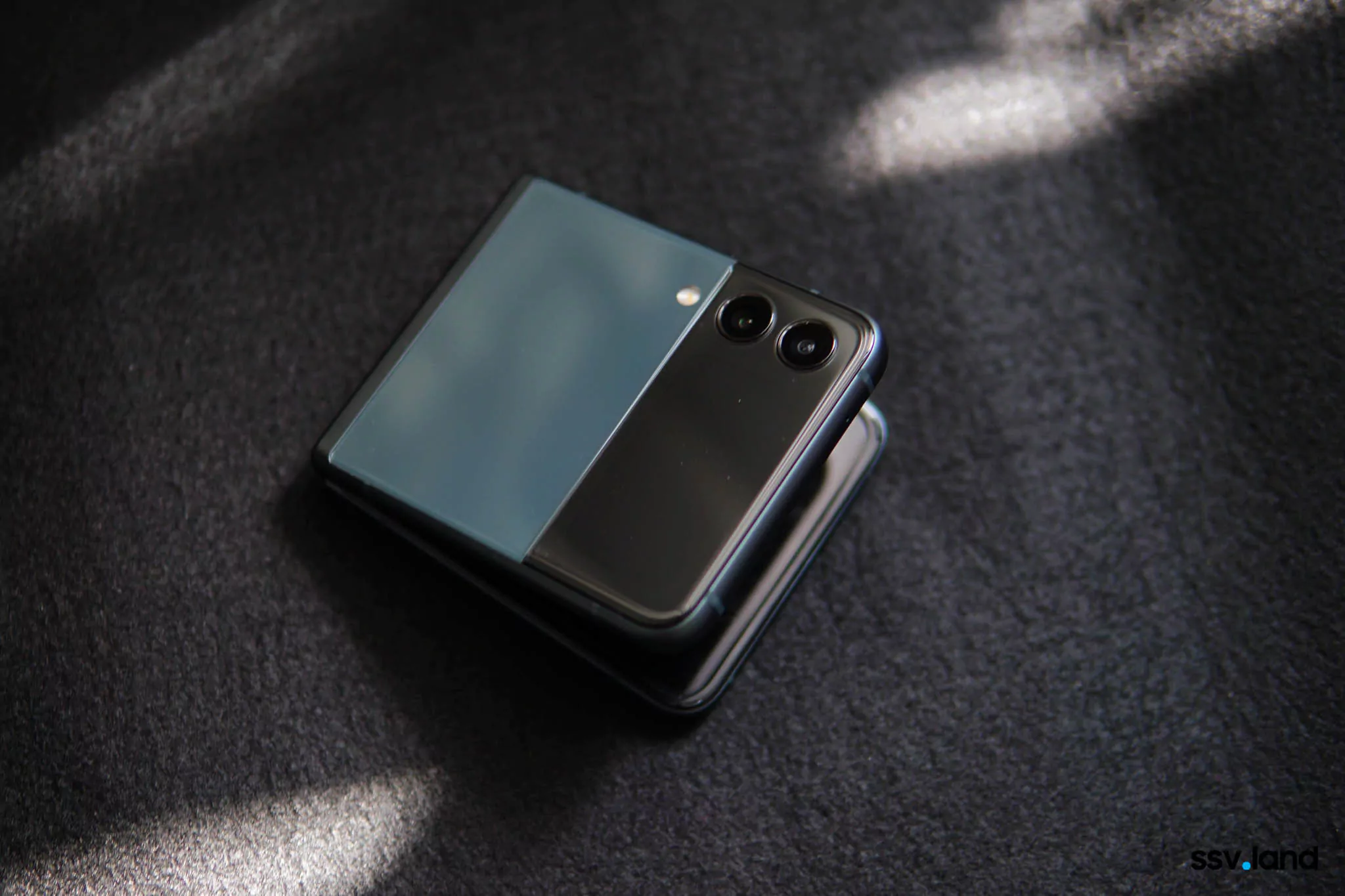 Galaxy-Z-Flip3-samsungvn.com-2.jpg