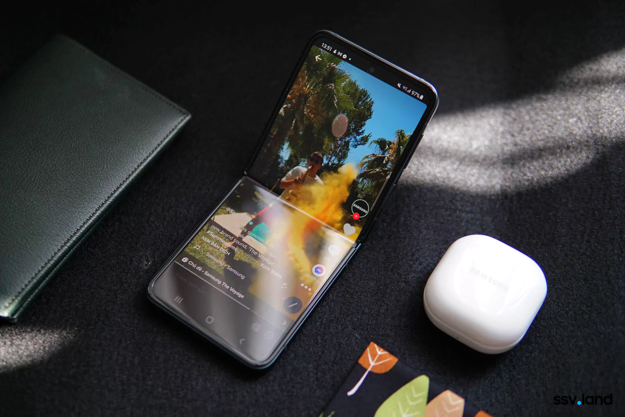Galaxy-Z-Flip3-samsungvn.com-3.jpg