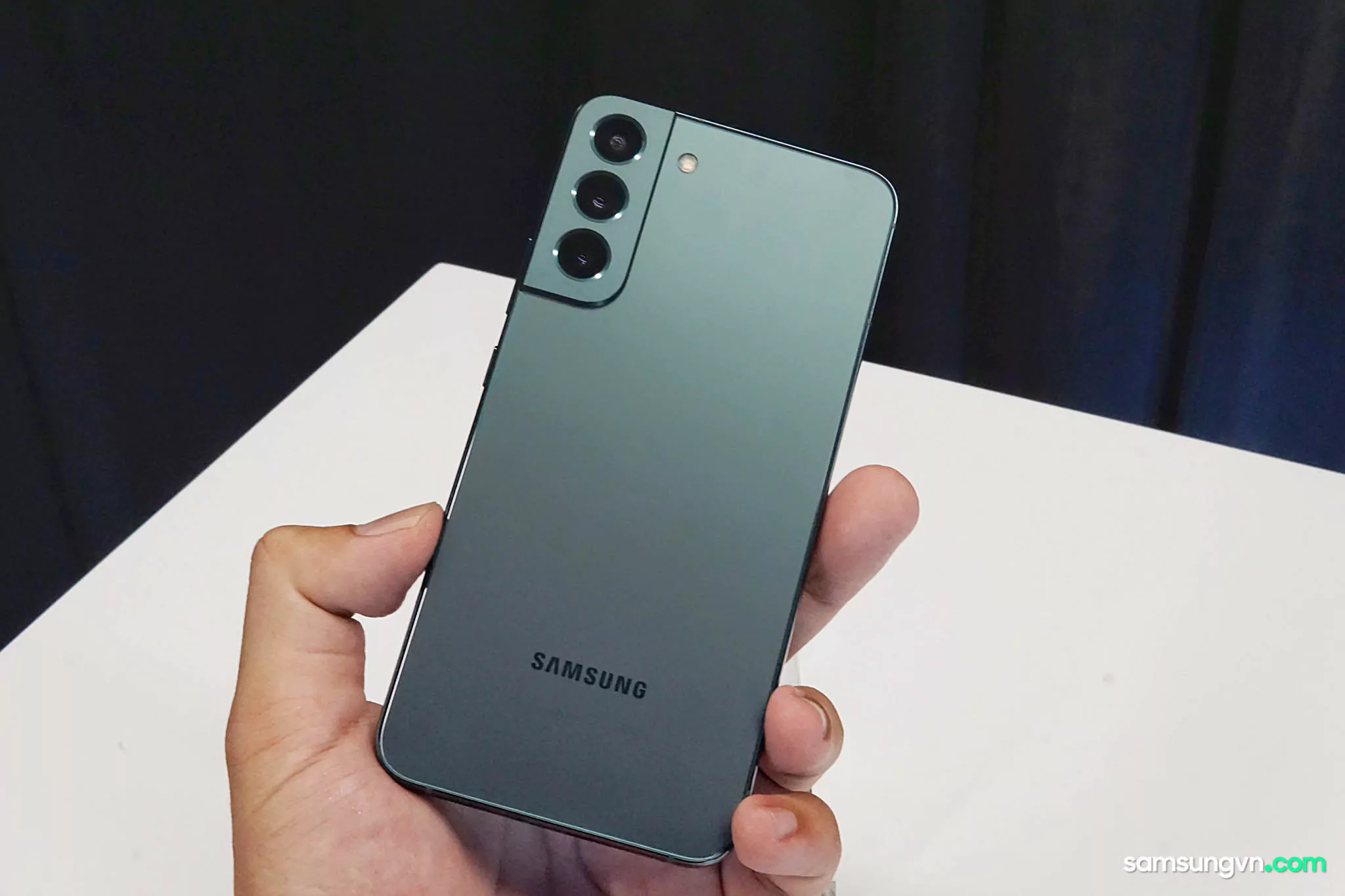 Tren-tay-Galaxy-S22-samsungvn.com-7.jpg