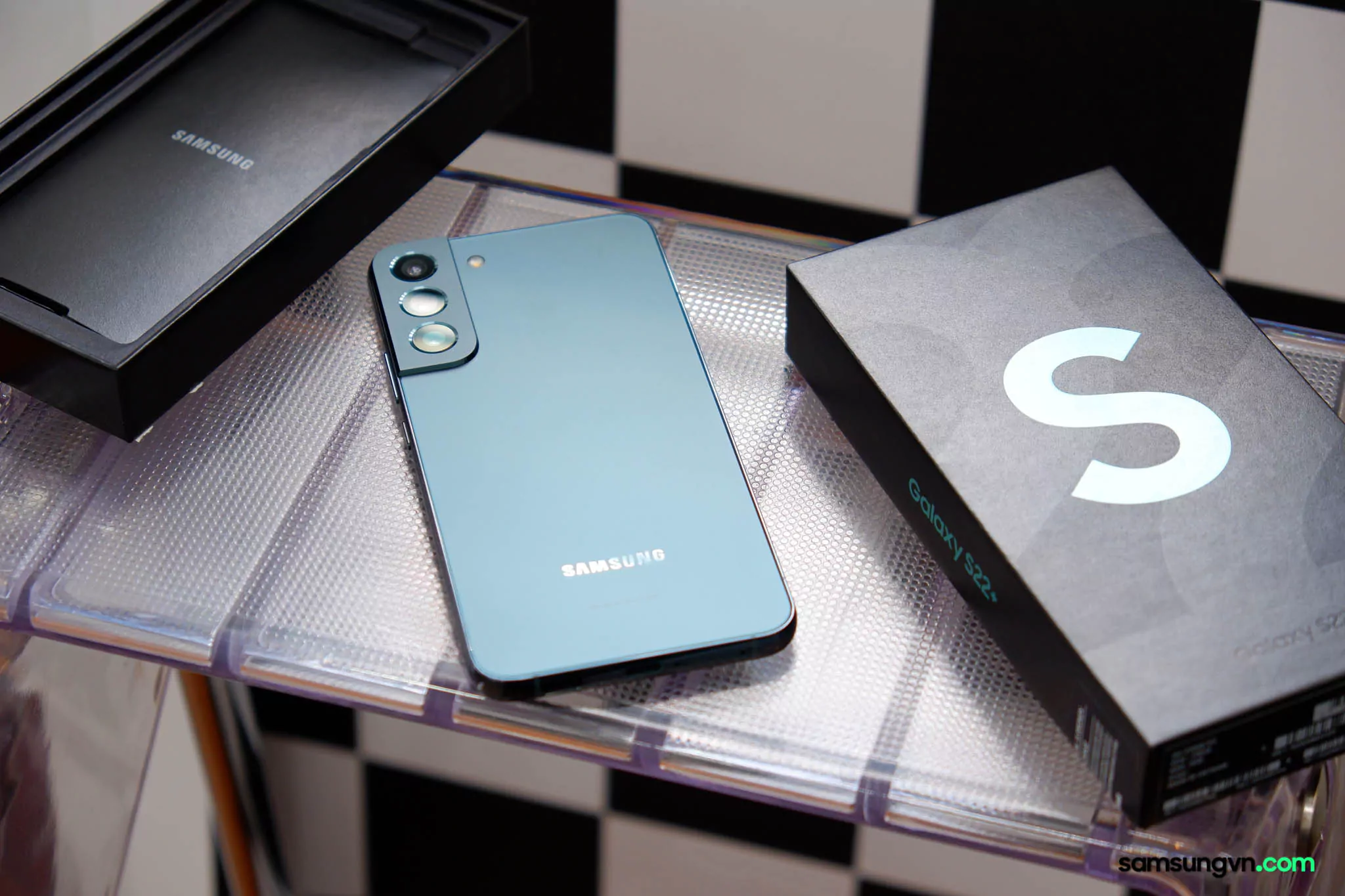 Bạn đã sẵn sàng để khám phá chiếc Galaxy S22 Plus đầy bí ẩn cùng chúng tôi? Hãy cùng mở hộp sản phẩm và tận dụng những tính năng tuyệt vời của chiếc điện thoại cao cấp này!