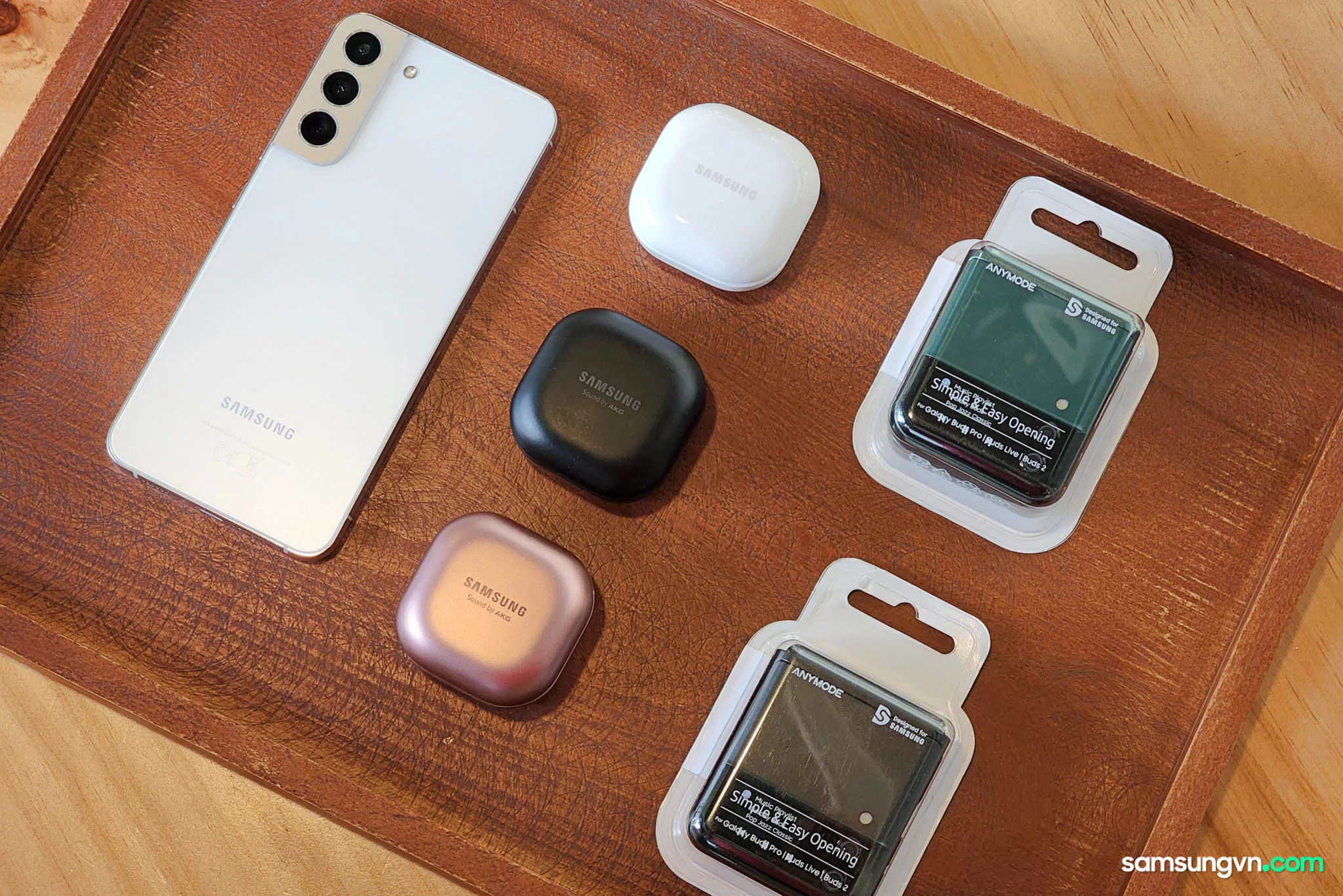 Case-Galaxy-Buds-hinh-Galaxy-Z-Flip3-samsungvn.com-2.jpg