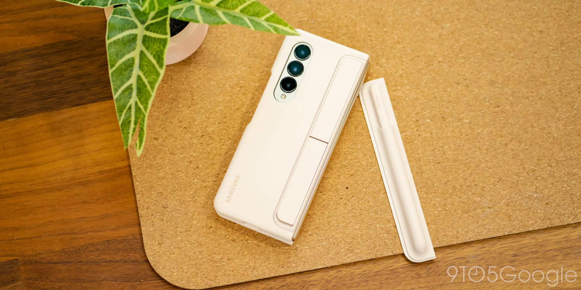 Galaxy-Z-Fold4-S-Pen-Standing-Case-samsungvn.com-7.jpg