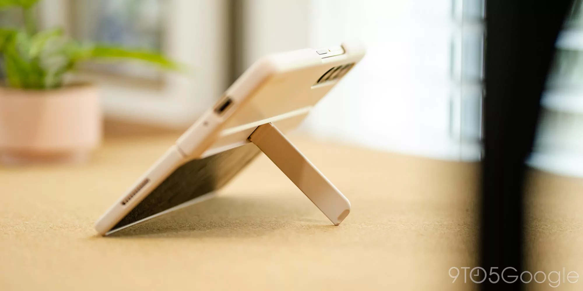 Galaxy-Z-Fold4-S-Pen-Standing-Case-samsungvn.com-8.jpg
