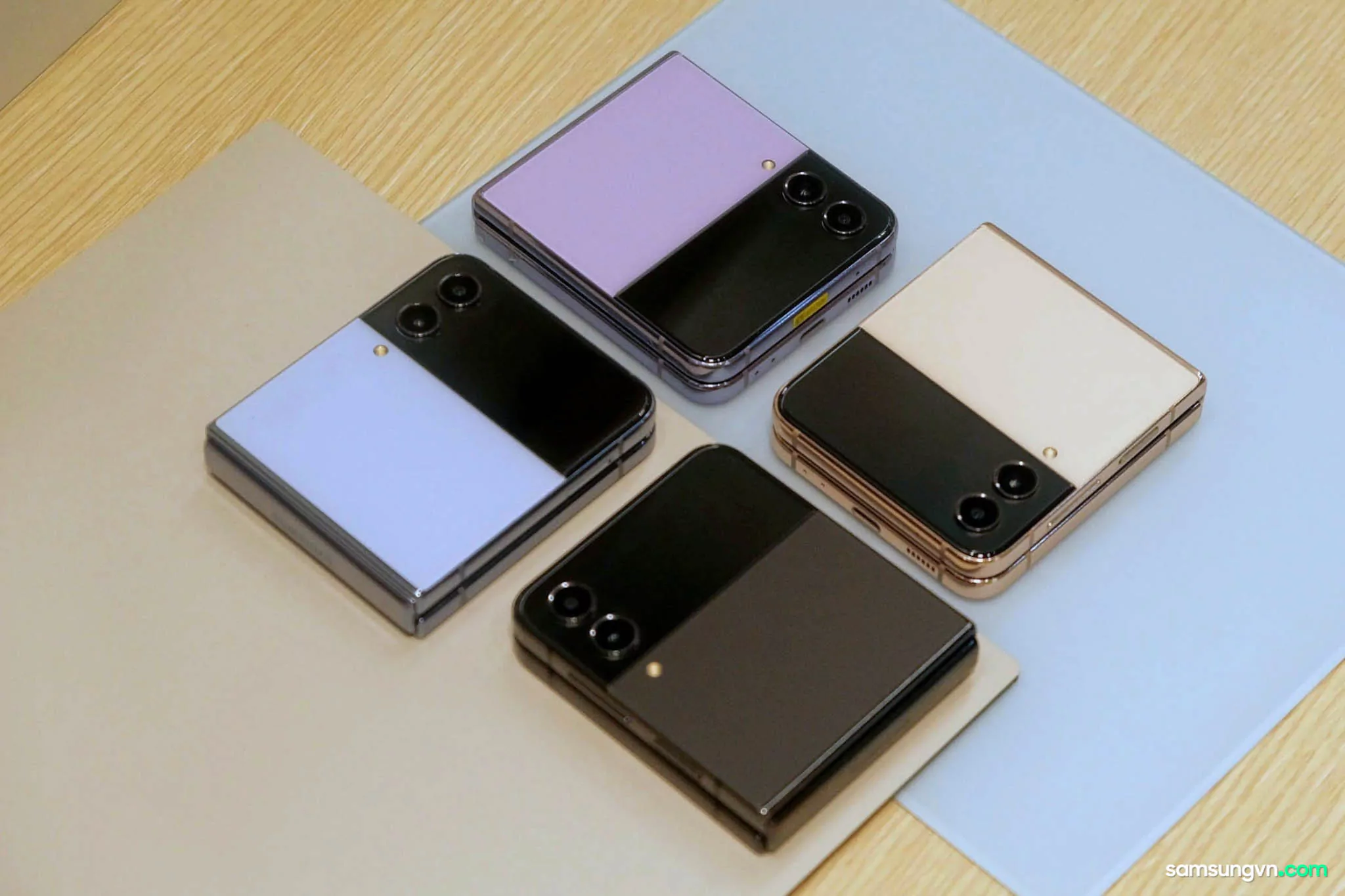 Tren-tay-Galaxy-Z-Flip4-samsungvn.com-13.jpg