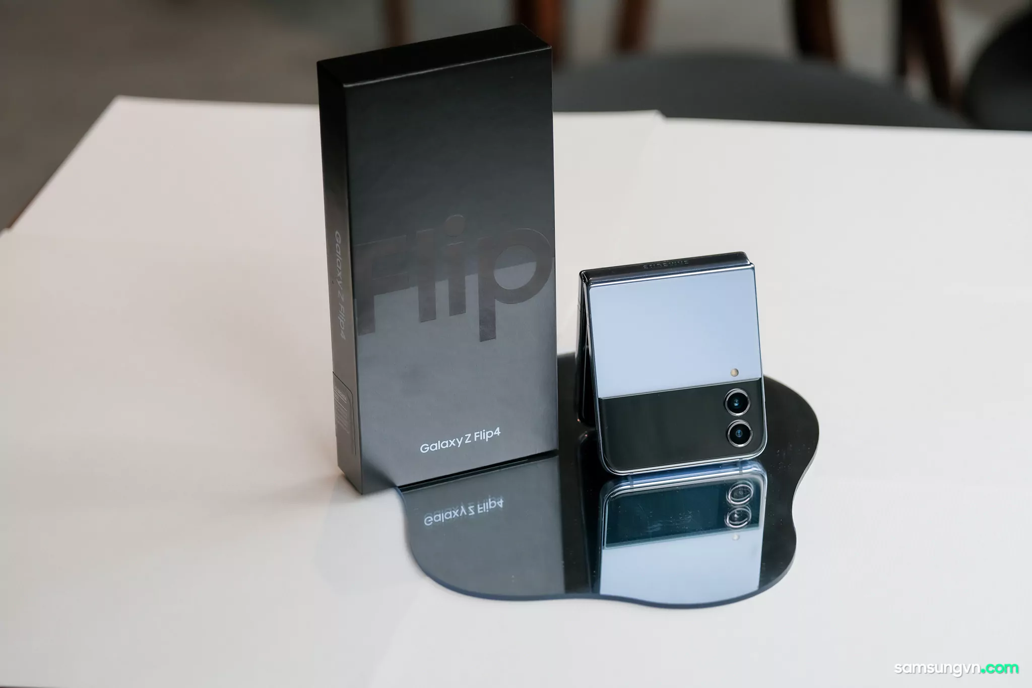Unboxing-Galaxy-Z-Flip4-samsungvn.com-8.jpg