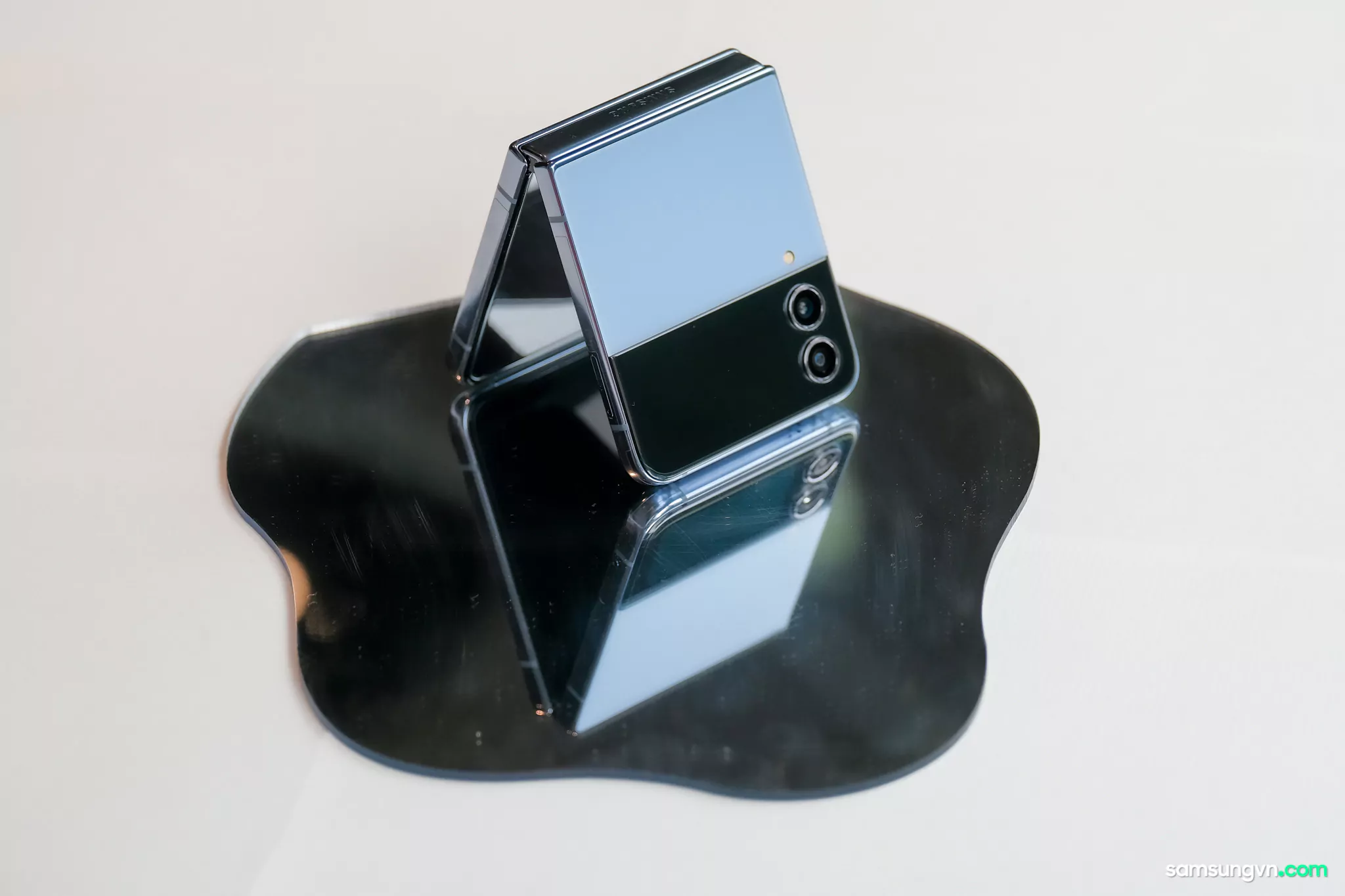 Unboxing-Galaxy-Z-Flip4-samsungvn.com-9.jpg