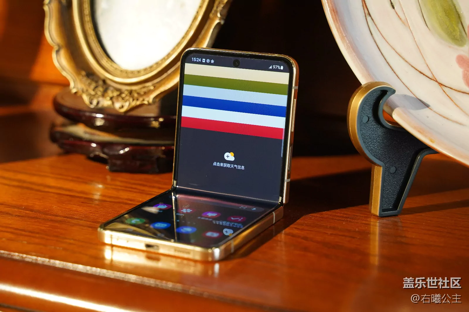 Galaxy-Z-Flip4-BESPOKE-Edition-samsungvn.com-11.jpg