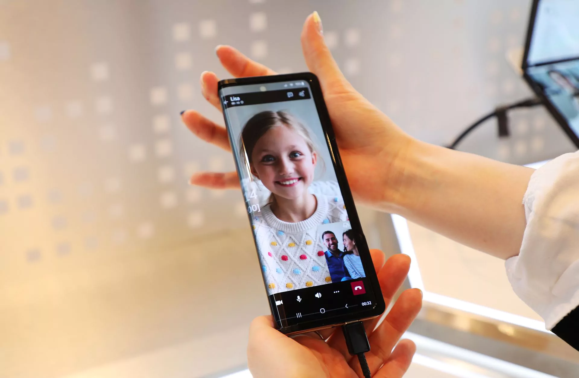 Samsung-Flex-In-Out-smartphone-gap-samsungvn.com-3.jpg