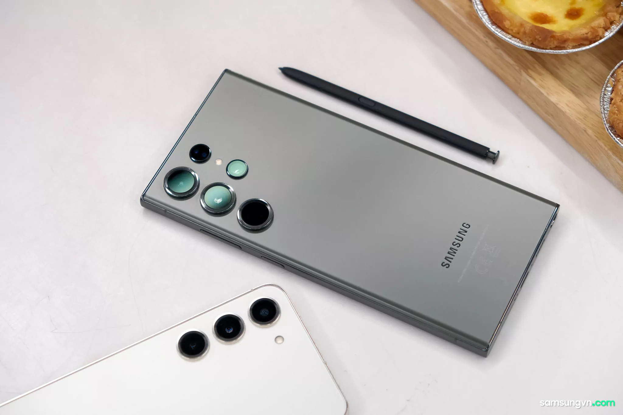 Tren-tay-Galaxy-S23-Ultra-NDA-samsungvn.com-3.jpg