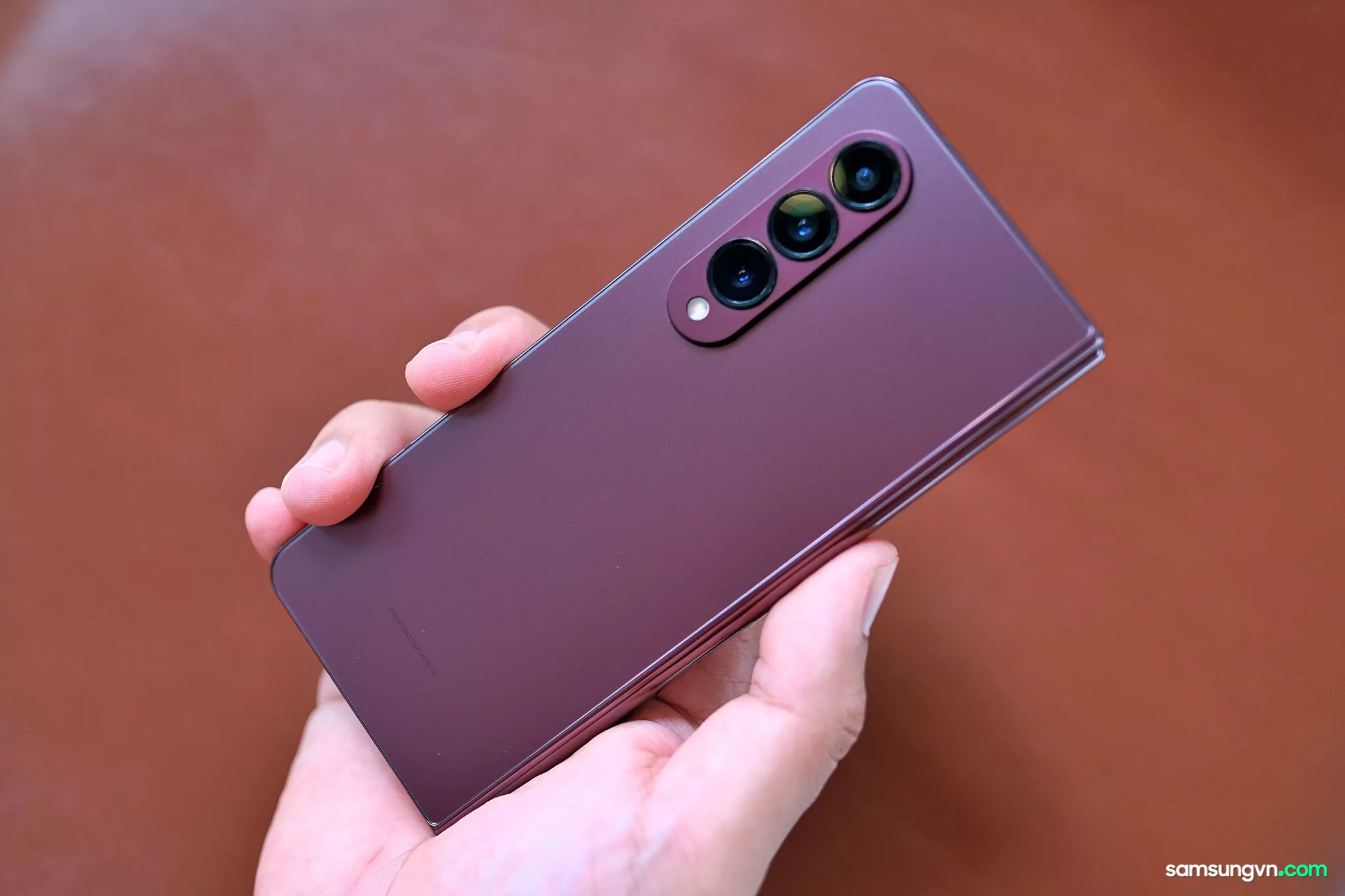 Galaxy-Z-Fold4-Burgundy-Red-samsungvn.com-7.jpg