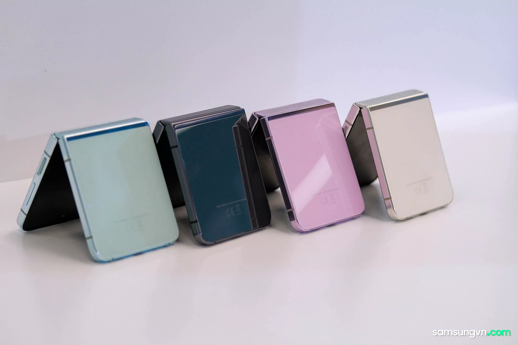 Tren-tay-Galaxy-Z-Flip5-samsungvn.com-26.jpg