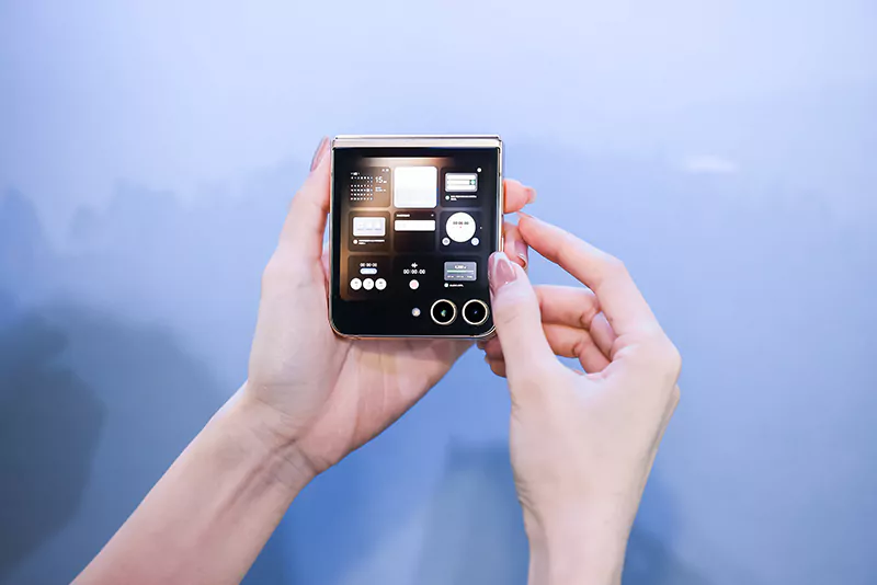 Tren-tay-Samsung-W24-Flip-samsungvn.com-2.jpg
