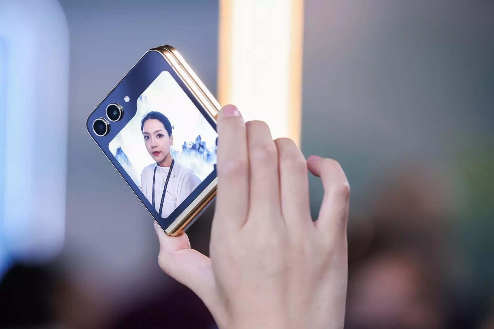 Tren-tay-Samsung-W24-Flip-samsungvn.com-6.jpg