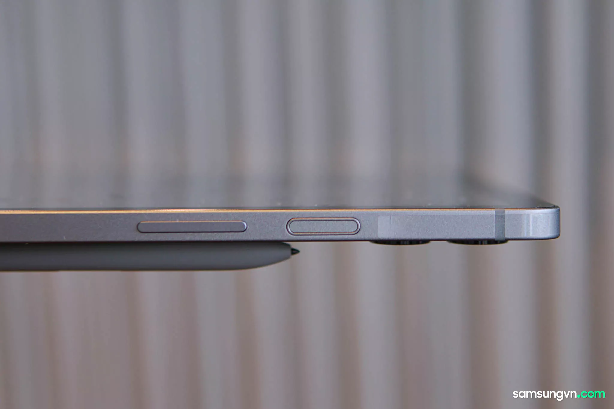 Tren-tay-Galaxy-Tab-S9-FE-Plus-samsungvn.com-8.jpg