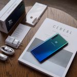 Toàn bộ trong hộp bao gồm: Galaxy A9, củ sạc nhanh, cáp sạc USB Type-C, tai nghe, sách HDSD, và ốp lưng trong suốt silicon