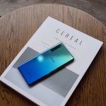 Galaxy A9 là chiếc smartphone đầu tiên của Samsung sở hữu mặt lưng kính chuyển màu Gradient rất cá tính