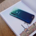 Samsung gọi đây là Xanh cực quang, và nó thực sự có những sắc thái rất đặc biệt khi tuỳ góc nhìn, môi trường sáng bạn sẽ thấy màu sắc nó có sự thay đổi!