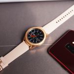 Bên cạnh thiết kế ngoại hình thì Samsung cũng chăm chút sản phẩm với mặt đồng hồ hiệu ứng 3D như đồng hồ thật kèm theo hiệu ứng kim chuyển, tiếng động!