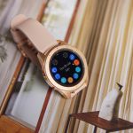 Là một chiếc smartwatch nên Galaxy Watch có thể làm được rất nhiều thứ khi kết nối với smartphone: Theo dõi sức khoẻ, nhận thông báo, phản hồi thông báo hay thậm chí là nghe gọi/nhắn tin