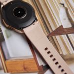 Dây đeo cao su mịn màn, thoải mái. Dây 20mm (bản 42mm), 22mm (bản 46mm) tiêu chuẩn dễ thay thế và tìm thấy trên thị trường