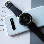 Galaxy S10 còn sở hữu tính năng chia sẻ pin không dây ấn tượng. Có thể sạc các thiết bị hộ trợ sạc không dây khác có chuẩn Qi và cả các thiết bị Gear của Samsung