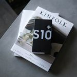 Về hộp, Galaxy S10 và S10+ có cách đóng gói khác so với 2 tiền nhiệm. logo S10 lớn chiếm hết 1/3 mặt trước của hộp, logo được dập vân chìm ánh kim như mặt lưng sản phẩm!