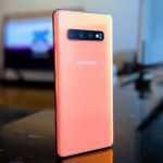 Cũng tương tự những chiếc smartphone Galaxy khác, mặt lưng của Galaxy S10 Flamingo Pink cũng có biến đổi màu tuỳ điều kiện sáng