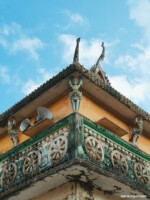 Bên cạnh những kiến trúc được trùng tung thì bạn vẫn có thể bắt gặp được những Điện thờ, hoạ tiết nhuốm màu thời gian svg+xml,%3Csvg%20xmlns%3D%22http%3A%2F%2Fwww.w3.org%2F2000%2Fsvg%22%20width%3D%22150%22%20height%3D%22200%22%20viewBox%3D%220%200%20150%20200%22%3E%3C%2Fsvg%3E