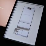 Như các sản phẩm năm nay, Samsung đã loại bỏ các lớp ni-lông thay vào đó là sử dụng giấy tái chế 100%