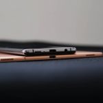 Điểm ấn tượng nhất của Tab S5e chính là độ mỏng của máy, khi chỉ dày 5.5mm mà thôi cùng với đó là cân nặng chỉ 400g, vô cùng nhẹ thoải mái cho việc cầm 1 tay, và chơi game, giải trí mọi lúc mọi nơi