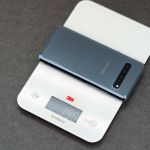 Galaxy S10 5G có mặt lưng bằng kính và phiên bản màu đen cũng có màu sắc nhìn khá ấn tượng. Cân nặng của S10 5G là 196g
