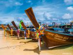 Tụi mình book tour tại khách sạn và chọn tàu truyền thống Longtail Boat để tham gia các hoạt động trên đảo