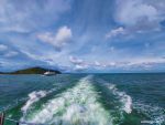 Nước biển sẽ có sự chuyển màu rõ rệch khác nhau khi di chuyển từ Phuket ra Đảo, cũng như tuỳ thời gian mà nó có màu xanh rất đẹp