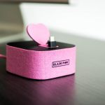 Còn đây là dock sạc điện thoại đặc biệt với hình trái tim màu hồng nổi bật và logo BlackPink trên nền chất liệu như vải knit rất “sang choảnh”