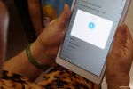 Nếu người lớn không giỏi trong việc gõ văn bản. Thì với Google Assitant Voice thì họ cũng có thể dễ dàng tìm kiếm, thao tác bằng giọng nói!