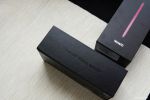 Về hộp, Note10 có cách đóng gói full giấy tái chế như S10 series, nổi bật với biểu tượng S Pen màu Hồng!