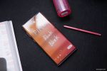 Với chiếc bút S Pen và Note10 này các bạn nữ chủ shop có thể dễ dàng ghi chú đơn hàng và tìm mẫu mới chẳng hạn!
