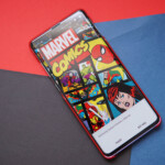 Khi gắn ốp vào sẽ có 1 lệnh hỏi bạn để tải Bộ giao diện Marvel tương ứng với ốp lưng. Ở đây là Marvel Comics