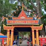 Cổng chùa rực rỡ