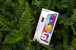 Galaxy A51 cũng được đóng hộp quen thuộc với tông màu trẻ trung!