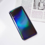 Mặt lưng của Galaxy A50 rất ấn tượng với khả năng đổi màu.