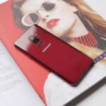 Cũng tương tự các sản phẩm Samsung Galaxy mặt gương, Phiên bản Vang đỏ của S9+ cũng đổi màu tuý theo ánh sáng